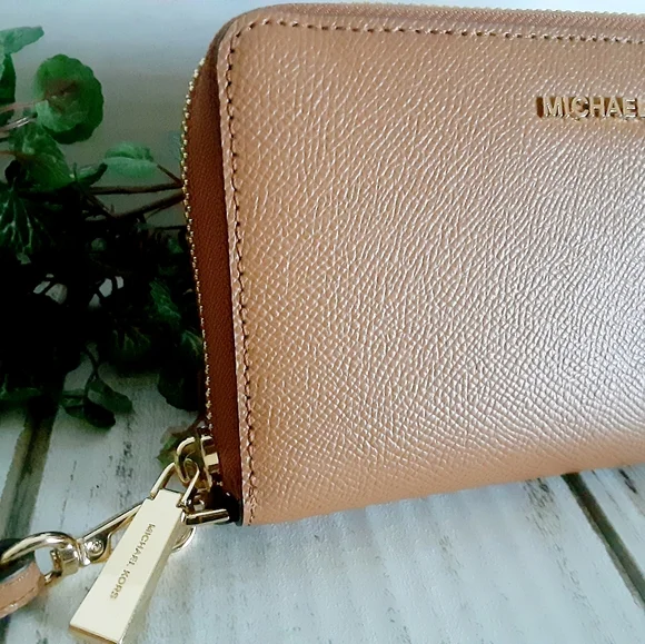 Michael Kors Multifunction Phone Wristlet/Wallet – Acorn - NWT - Picture 14 of 16